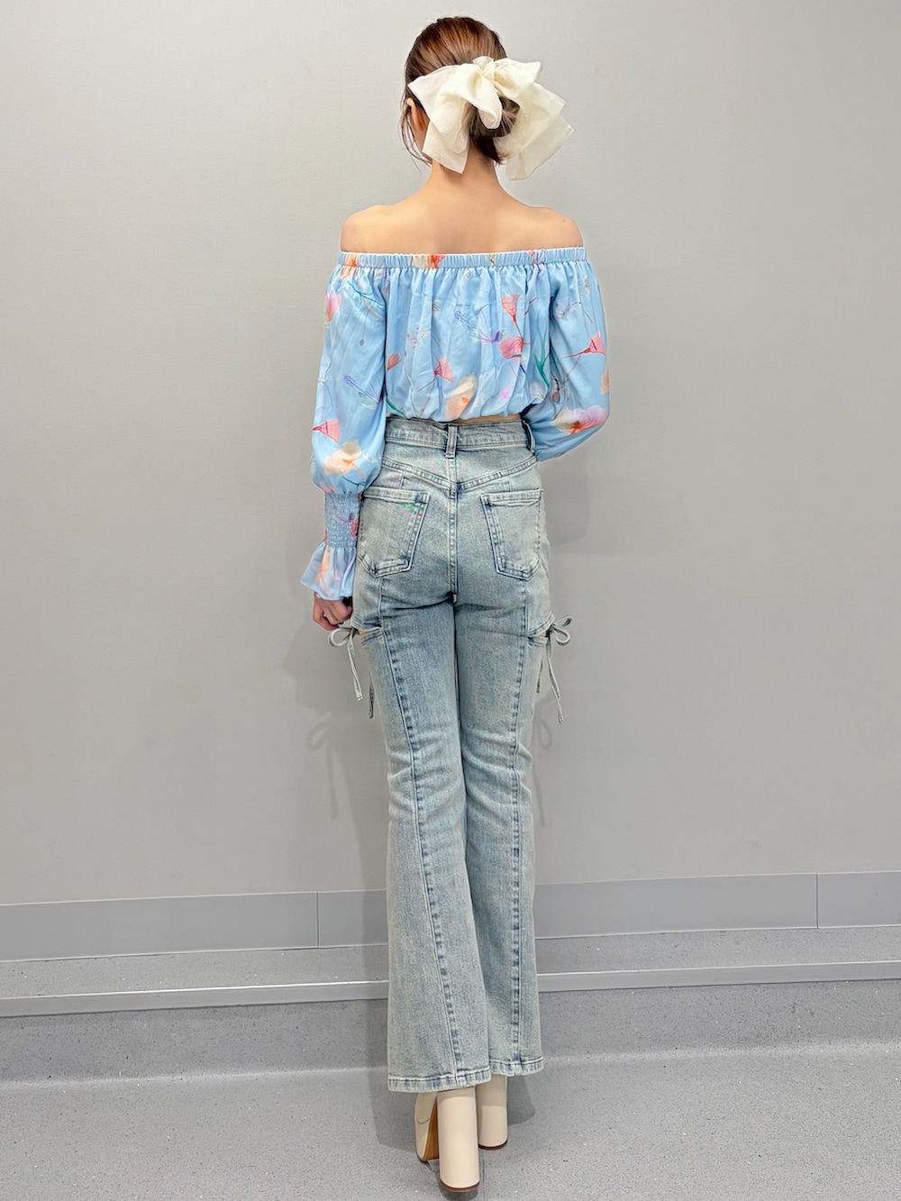 ブルー系のシャツ/ブラウス、ブルー系のデニムパンツ、ホワイト系のブーツを着用したレディースの冬コーディネートの3枚目の写真