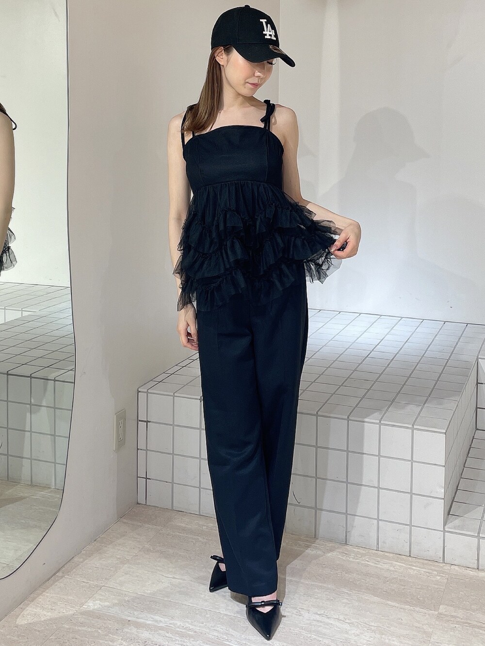 ブラック系のキャミソール、ブラック系のその他パンツ、ブラック系のパンプスを着用したレディースの夏コーディネートの2枚目の写真