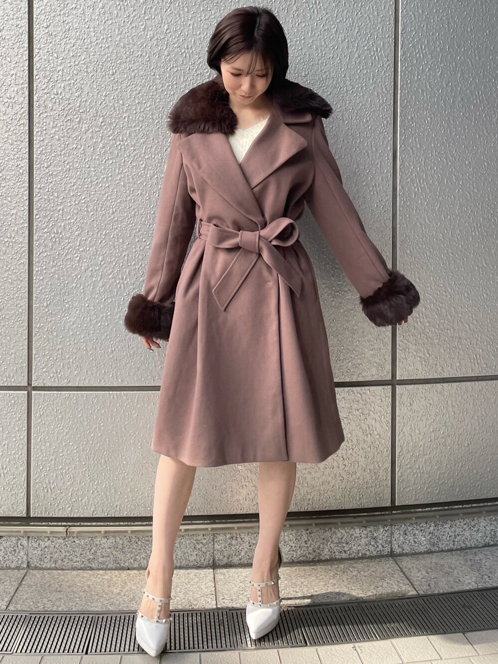 ホワイト系のその他アウター、ホワイト系のワンピースを着用したレディースの秋コーディネートの2枚目の写真