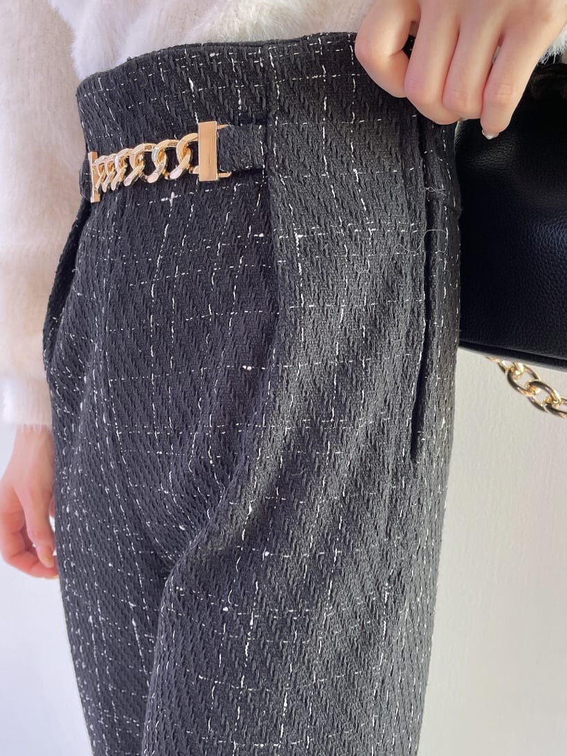 ブラック系のパンプス、ブラック系のその他パンツ、ブラック系のハンドバッグを着用したレディースの秋コーディネートの6枚目の写真