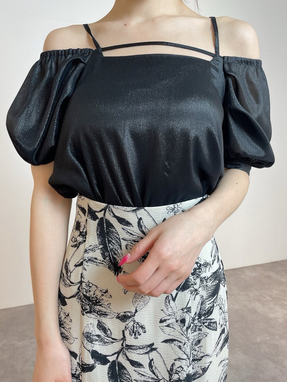 ホワイト系のハンドバッグ、ブラック系のシャツ/ブラウス、その他のスカートを着用したレディースの春コーディネートの5枚目の写真