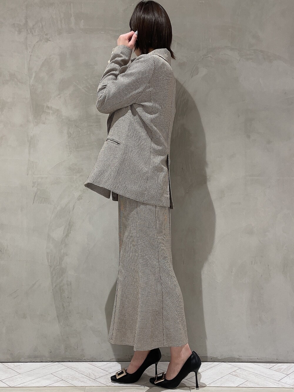 ブラック系のパンプス、その他のテーラードジャケット、その他のスカートを着用したレディースの冬コーディネートの3枚目の写真