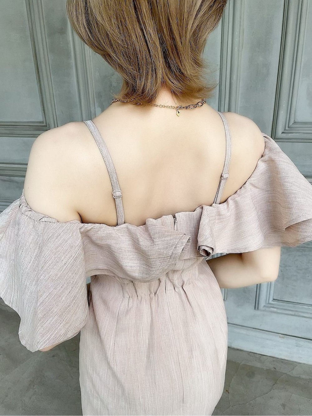 ホワイト系のサンダル、ブラウン系のショルダーバッグ、オレンジ系のワンピースを着用したレディースの春コーディネートの7枚目の写真