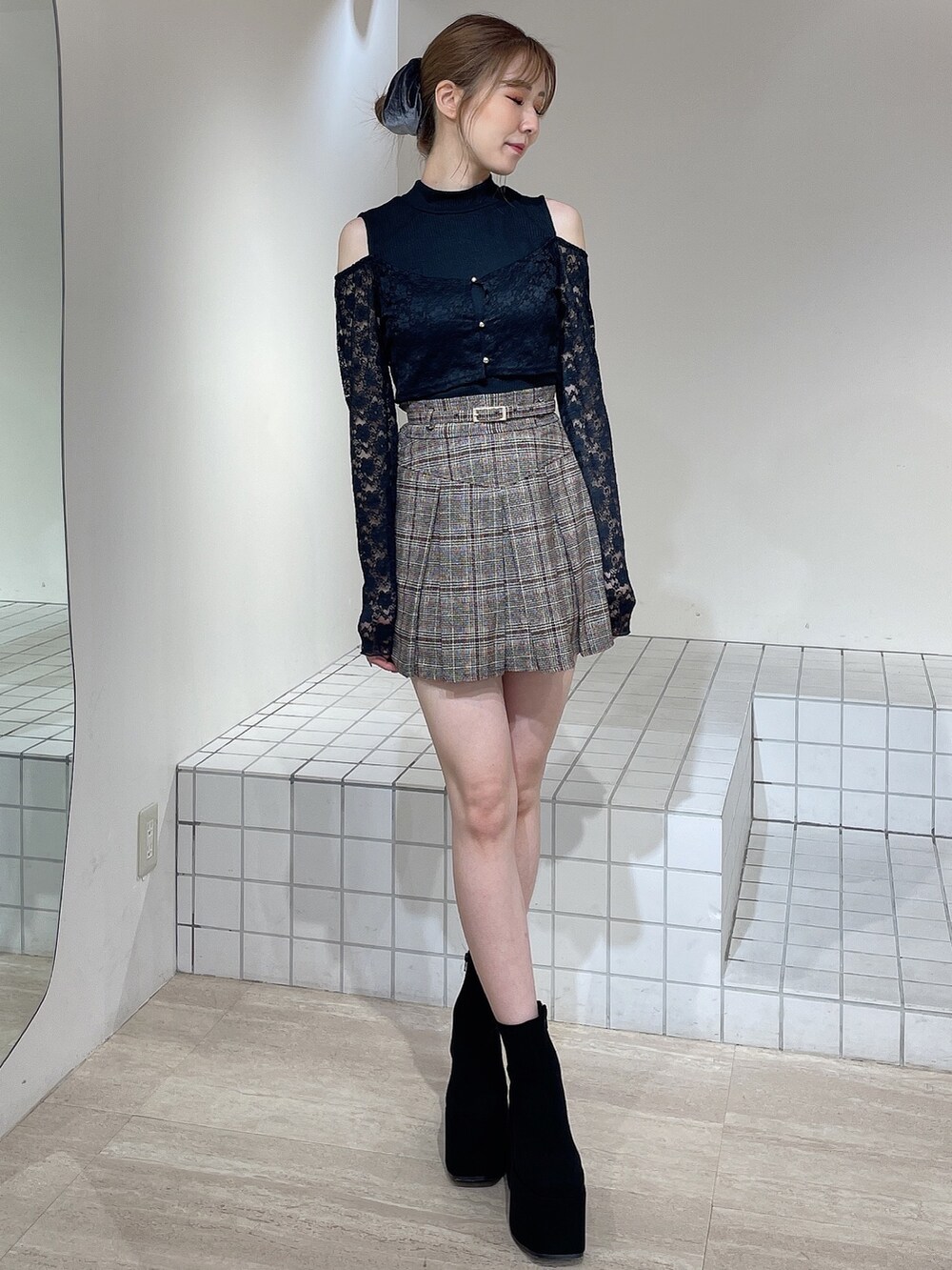 その他のテーラードジャケット、その他のスカート、ブラック系のTシャツ/カットソーを着用したレディースの秋コーディネートの5枚目の写真