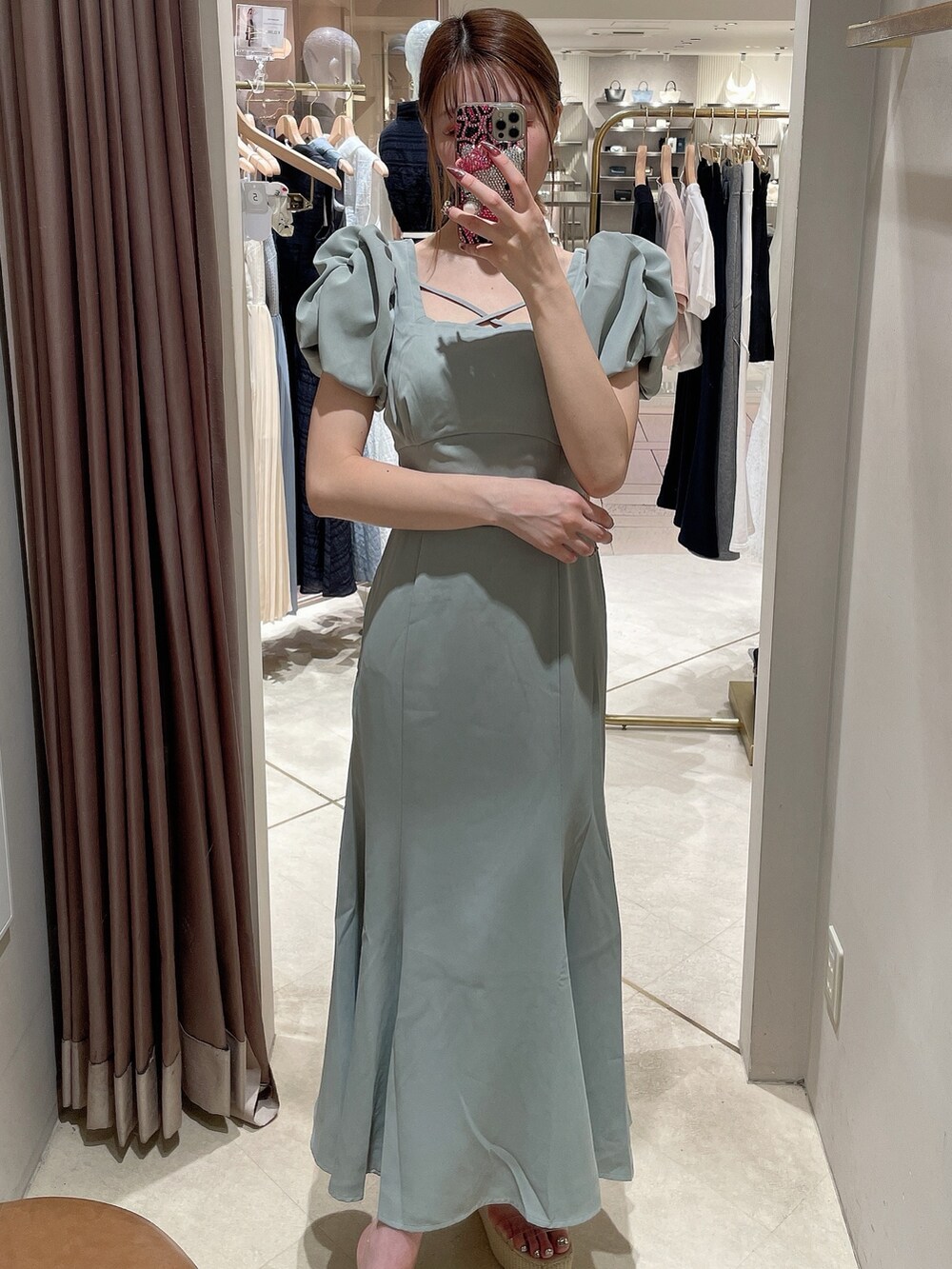 グリーン系のワンピース、ホワイト系のサンダルを着用したレディースの夏コーディネートの3枚目の写真