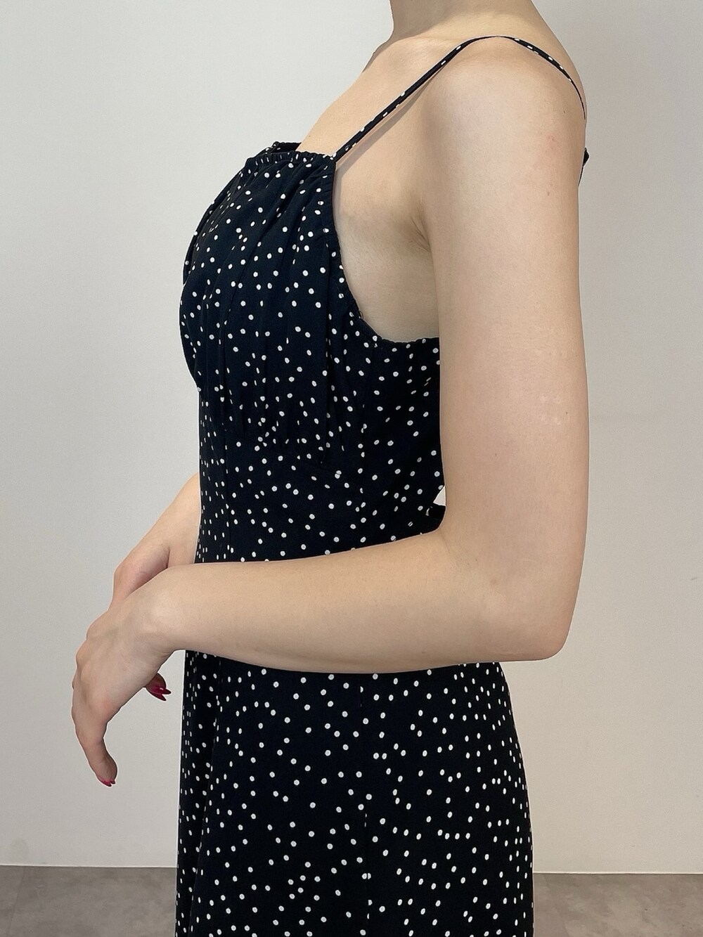 ブラック系のワンピース、ホワイト系のサンダルを着用したレディースの冬コーディネートの8枚目の写真