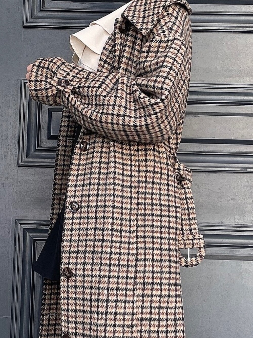 ベージュ系のシャツ/ブラウス、ブラック系のブーツ、その他のステンカラーコートを着用したレディースの秋コーディネートの4枚目の写真