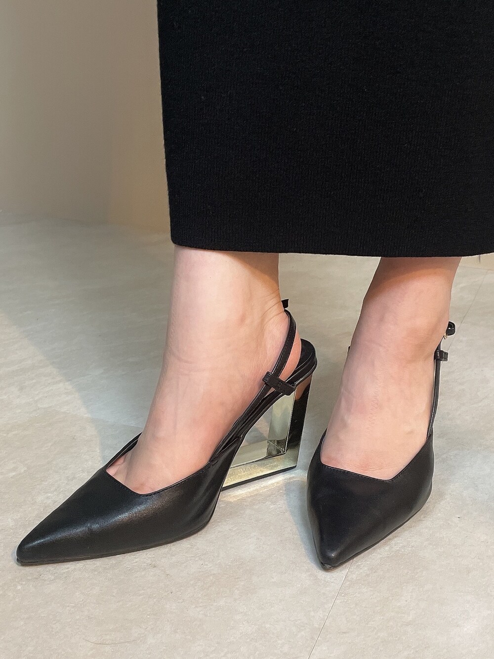 ブラック系のサンダル、その他のシャツ/ブラウス、レッド系のスカートを着用したレディースの秋コーディネートの8枚目の写真