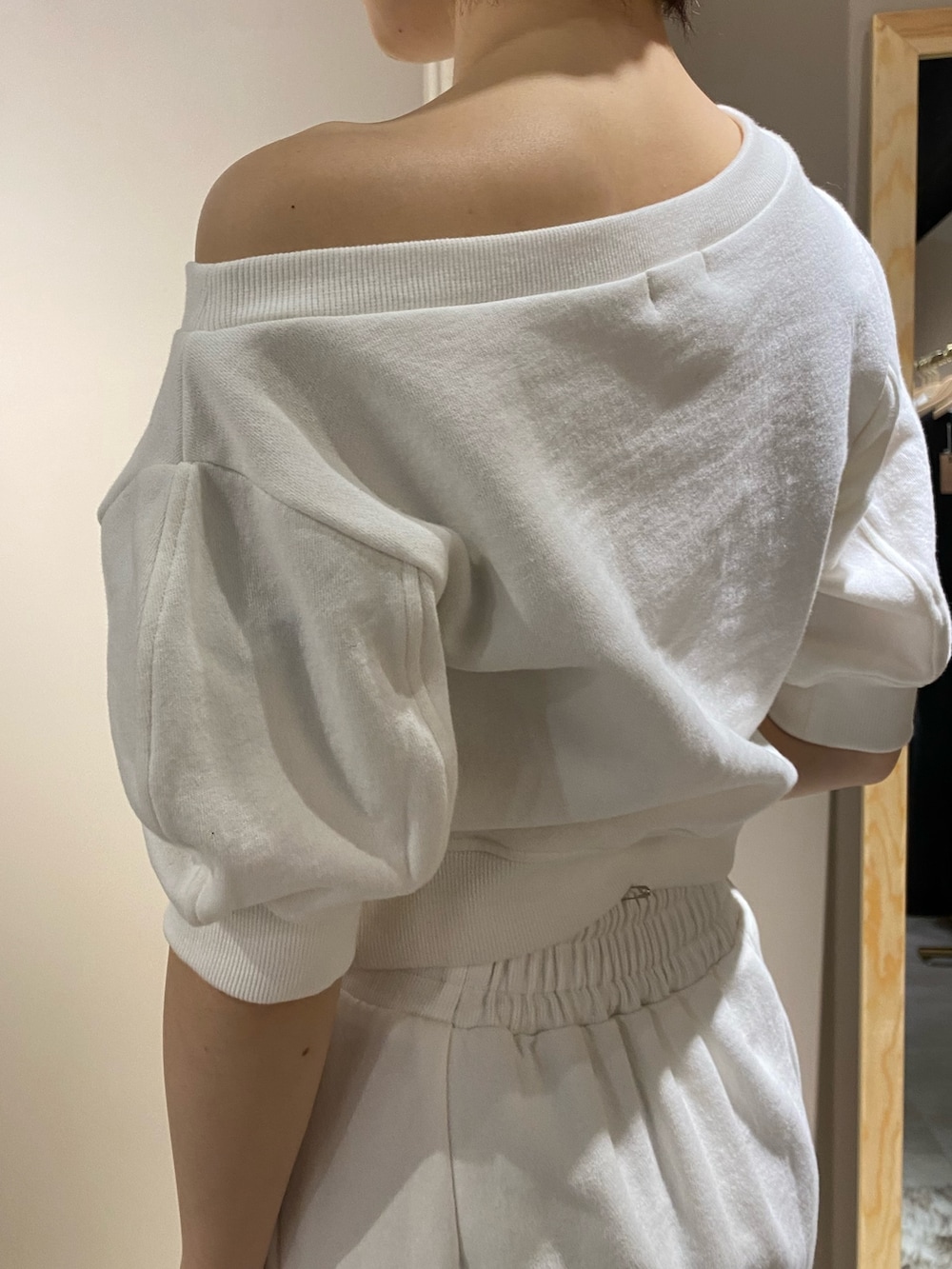 ホワイト系のスウェット、ホワイト系のスカートを着用したレディースの春コーディネートの7枚目の写真