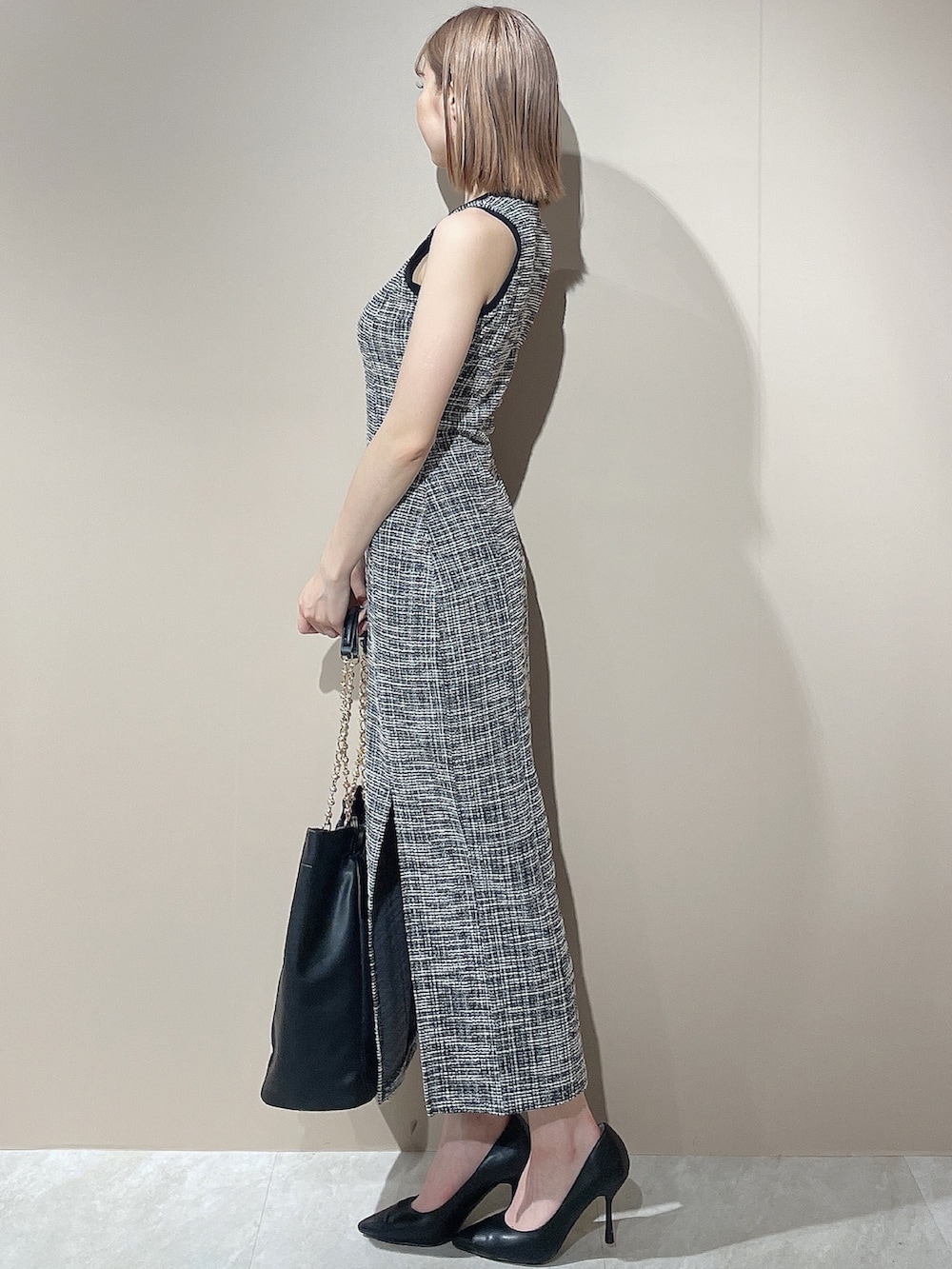 ブラック系のワンピース、ブラック系のトートバッグを着用したレディースの夏コーディネートの4枚目の写真