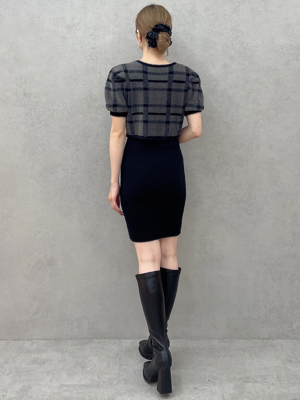 その他のワンピース、ブラック系のシュシュを着用したレディースの夏コーディネートの4枚目の写真