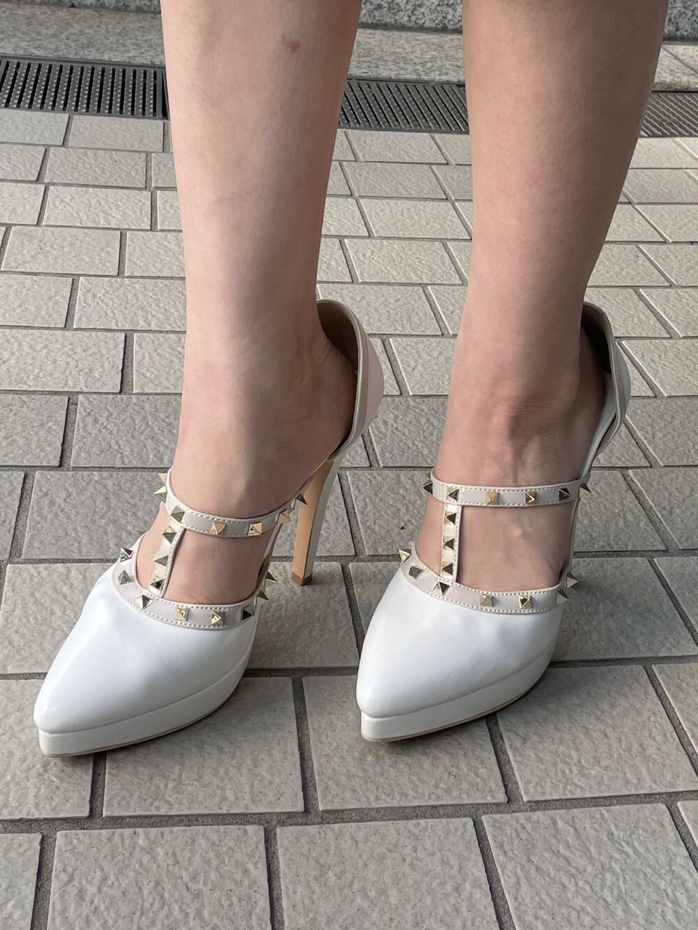 ホワイト系のニット/セーター、パープル系のスカート、ホワイト系のハンドバッグを着用したレディースの冬コーディネートの8枚目の写真