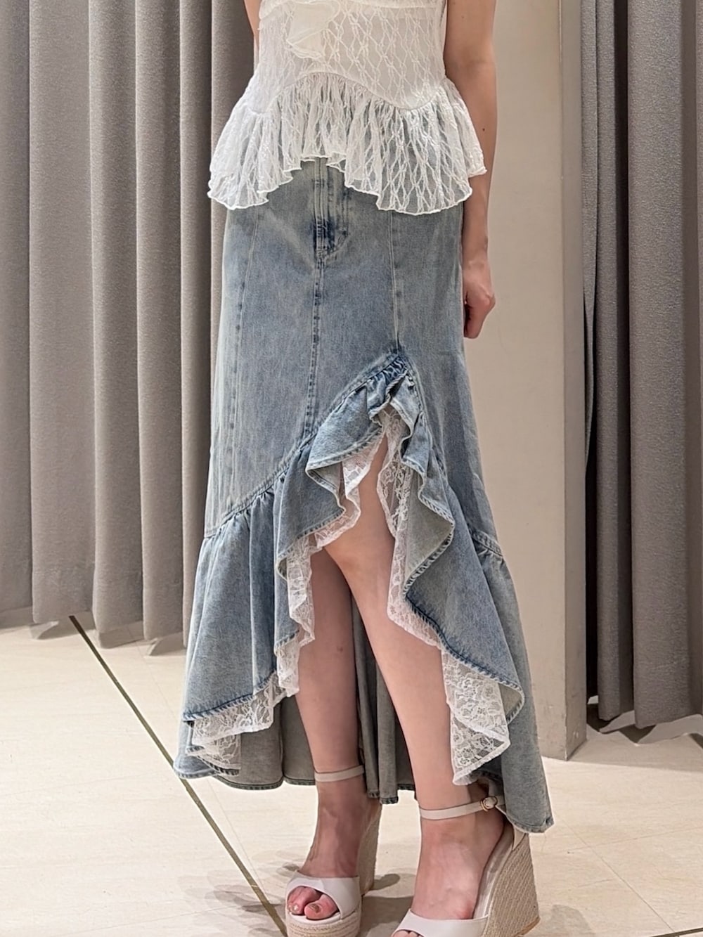 ホワイト系のシャツ/ブラウス、ブルー系のデニムスカート、ベージュ系のハンドバッグを着用したレディースの夏コーディネートの5枚目の写真
