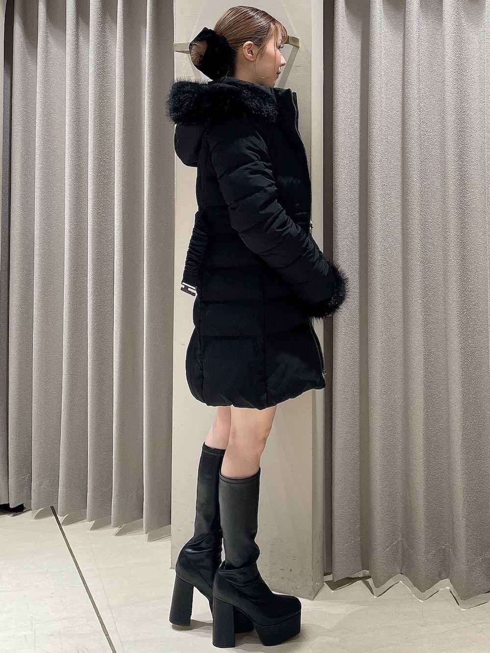 ブラック系のダウンジャケット/コート、その他のノーカラージャケット、その他のスカートを着用したレディースの秋コーディネートの7枚目の写真