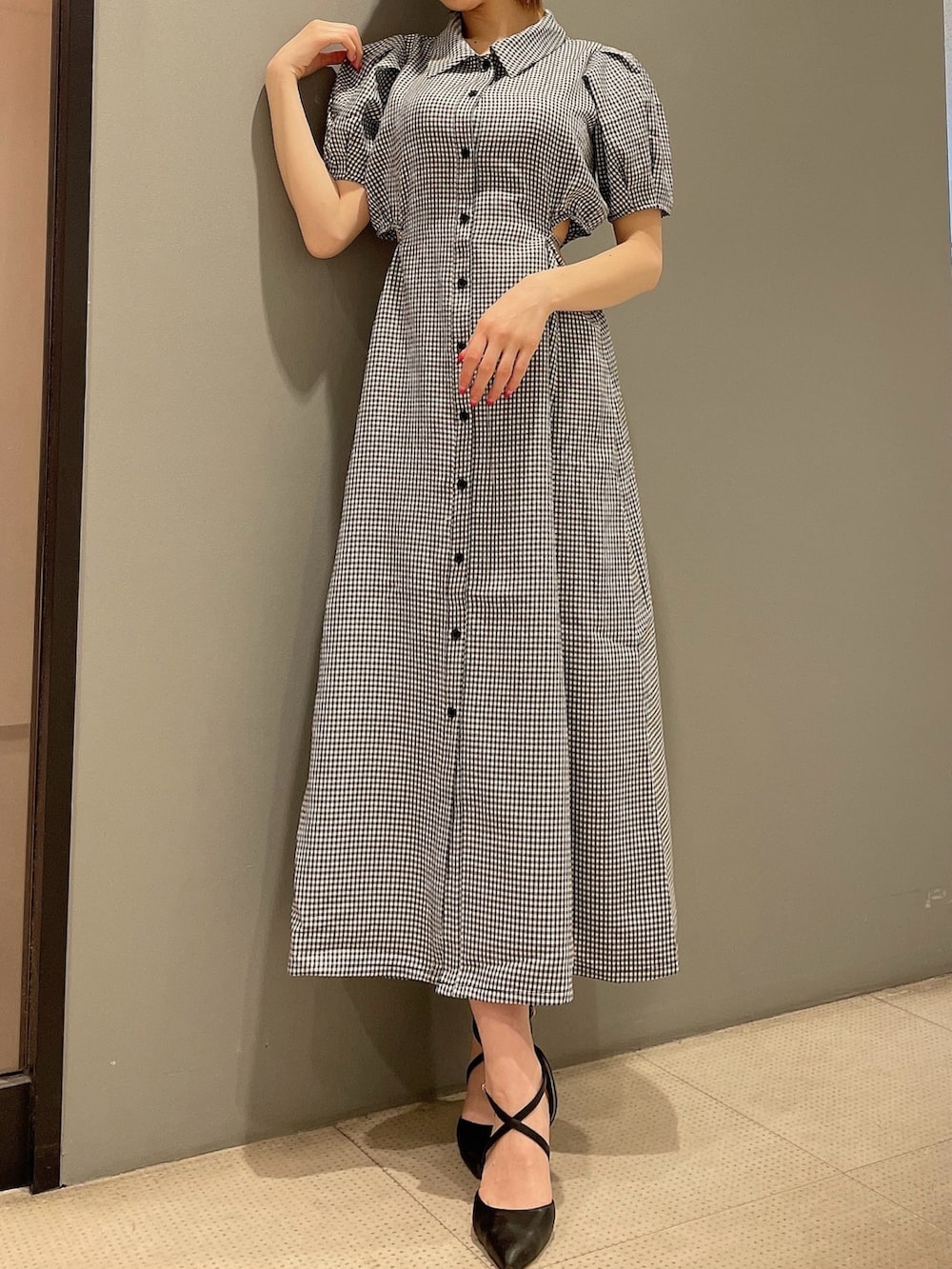 その他のワンピース、ブラック系のパンプスを着用したレディースの春コーディネートの2枚目の写真