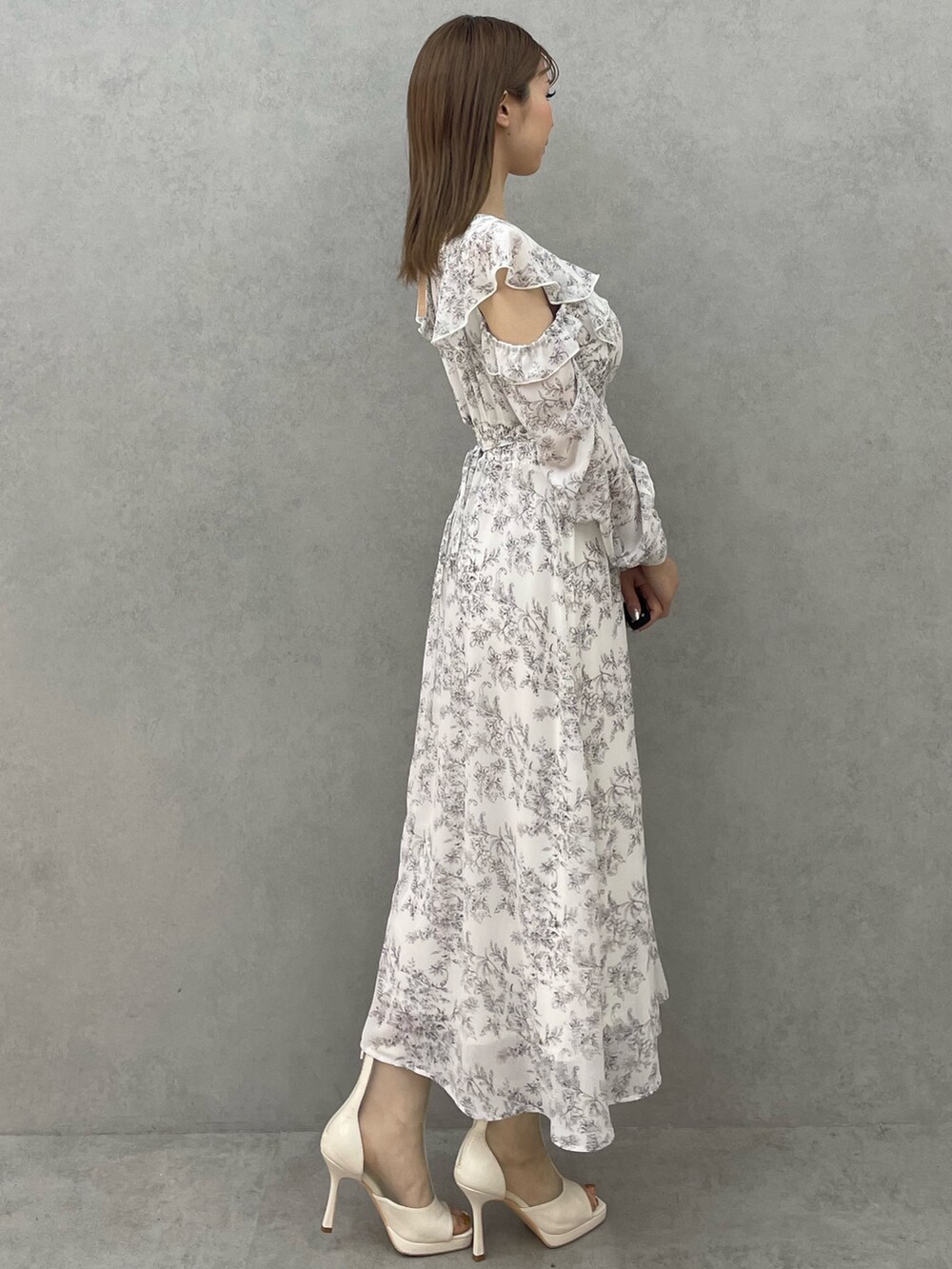 ホワイト系のシャツワンピース、ホワイト系のブーツを着用したレディースの春コーディネートの3枚目の写真