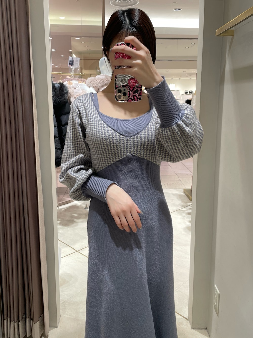 ブルー系のワンピース、ブラック系のブーツを着用したレディースの冬コーディネートの4枚目の写真