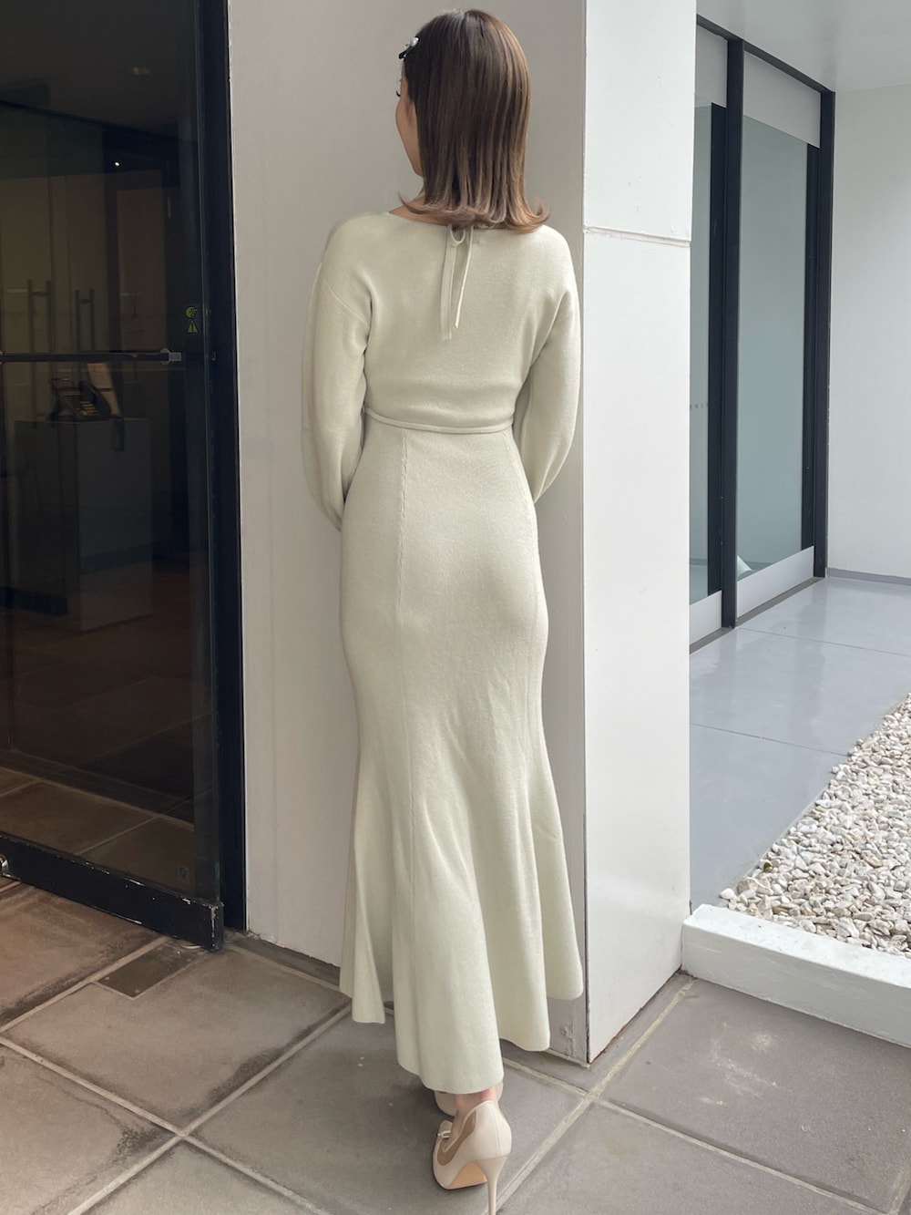 グリーン系のワンピース、ホワイト系のパンプスを着用したレディースの秋コーディネートの4枚目の写真