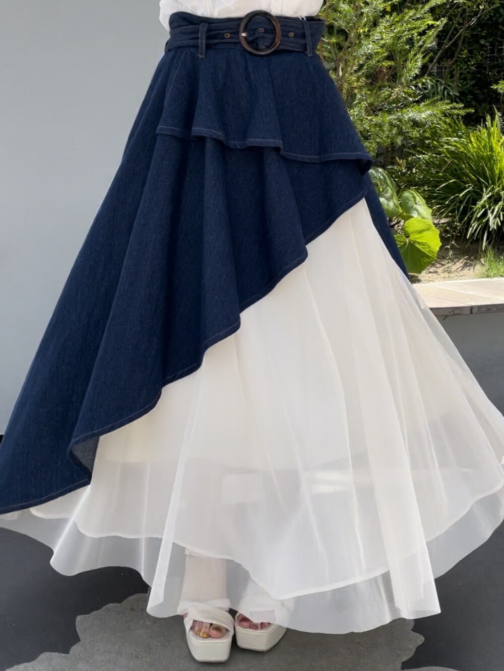 ホワイト系のシャツ/ブラウス、ブルー系のスカート、ホワイト系のサンダルを着用したレディースの春コーディネートの7枚目の写真