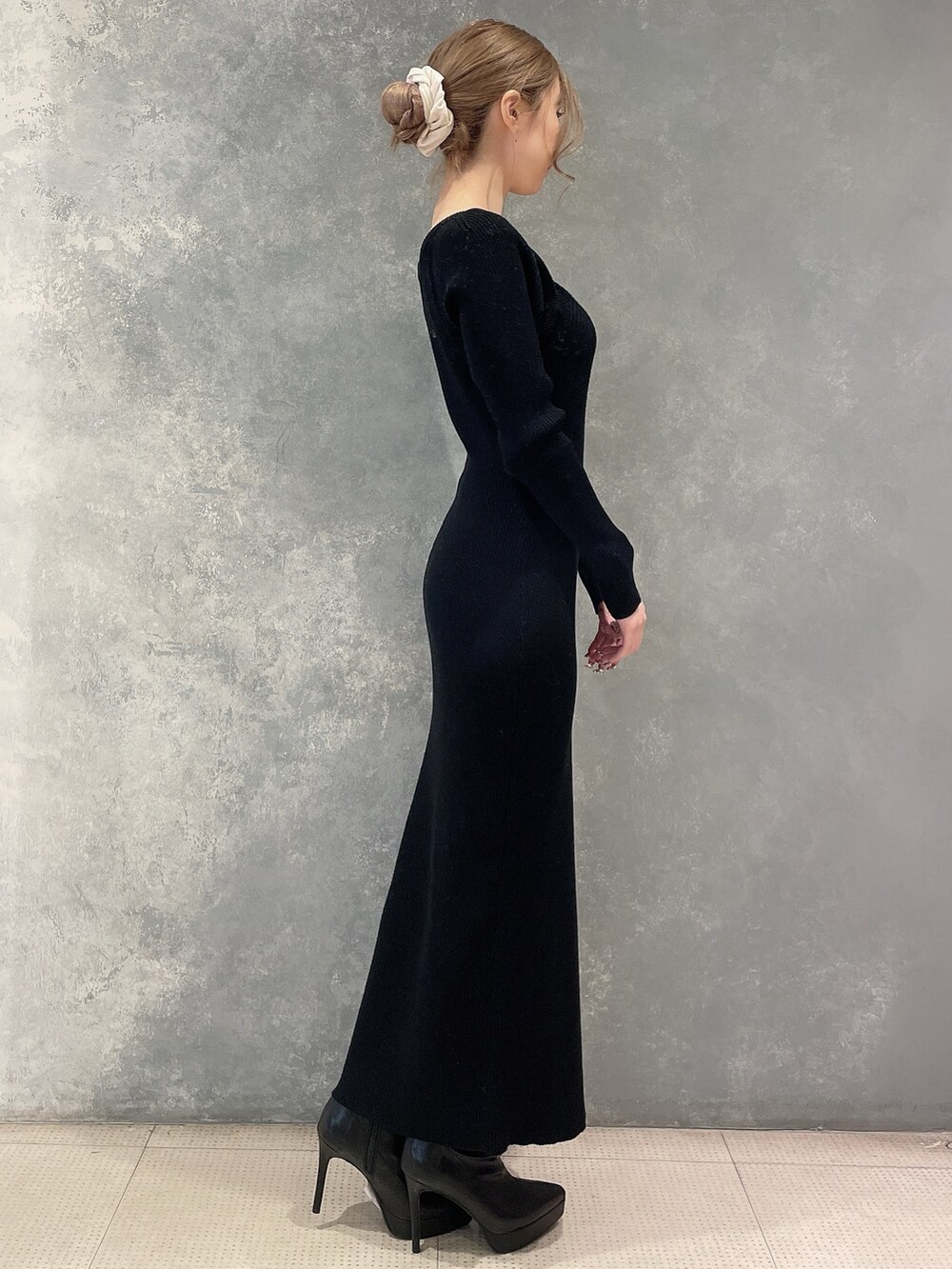 ベージュ系のブルゾン、ブラック系のワンピース、ブラック系のブーツを着用したレディースの秋コーディネートの6枚目の写真