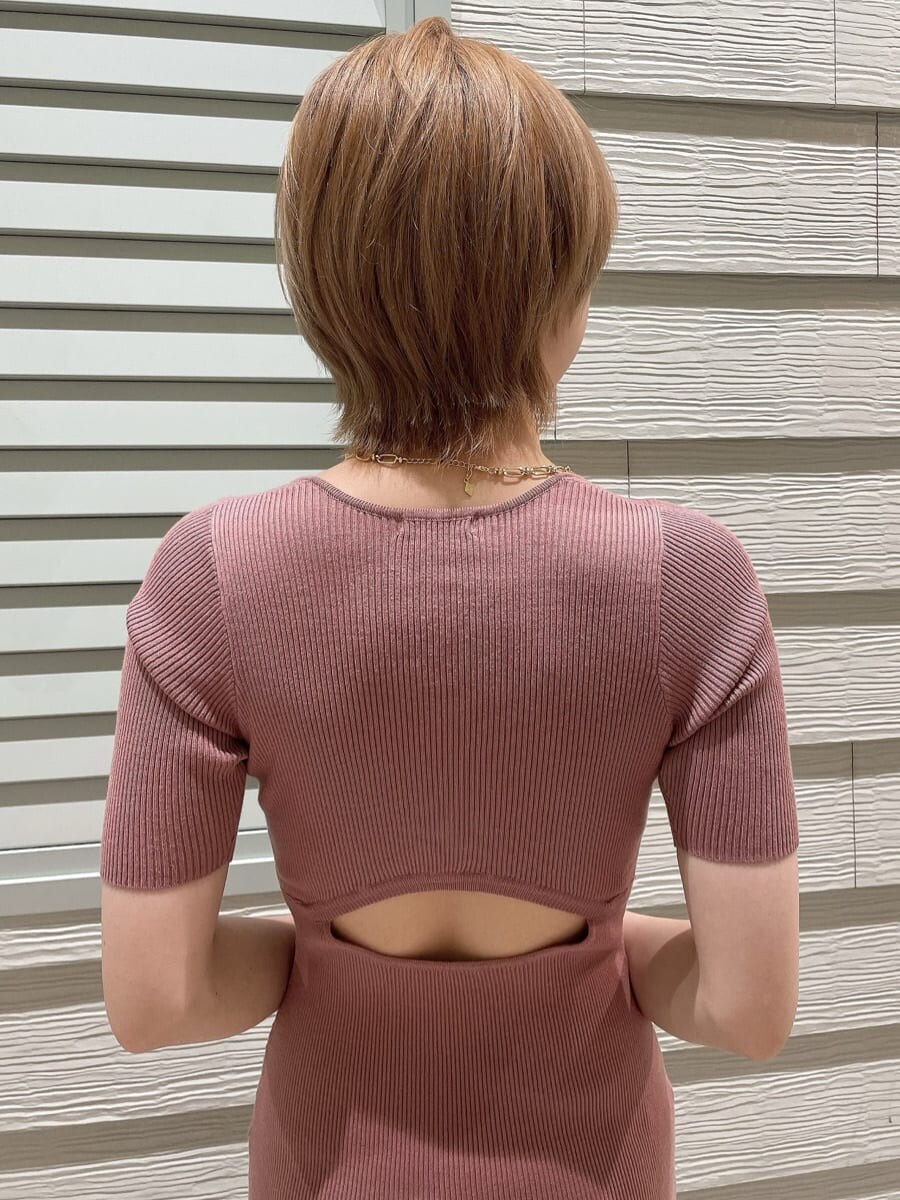 ピンク系のワンピース、ホワイト系のサンダル、ゴールド系のネックレスを着用したレディースの夏コーディネートの5枚目の写真