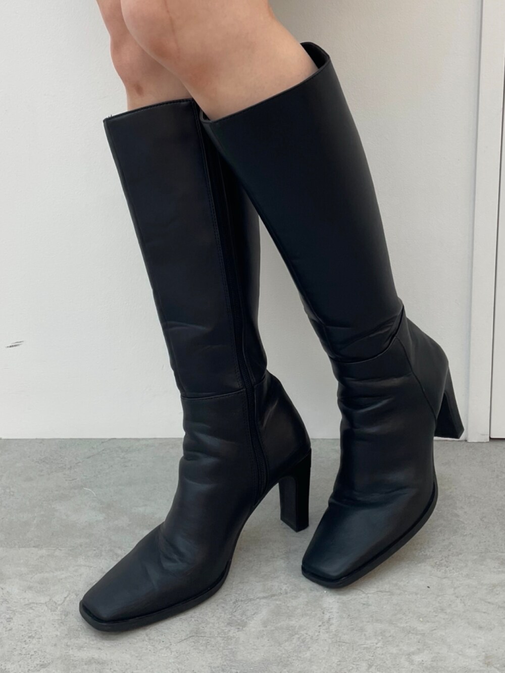 グレー系のワンピース、グレー系のスカート、ブラック系のブーツを着用したレディースの秋コーディネートの7枚目の写真