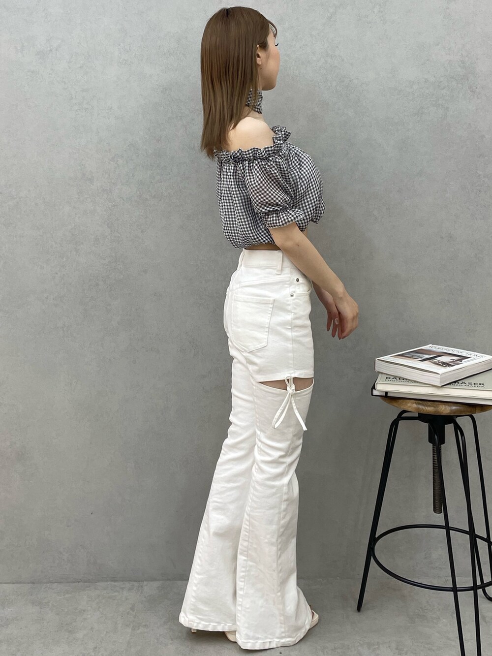 その他のシャツ/ブラウス、ホワイト系のデニムパンツ、ホワイト系のブーツを着用したレディースの春コーディネートの3枚目の写真