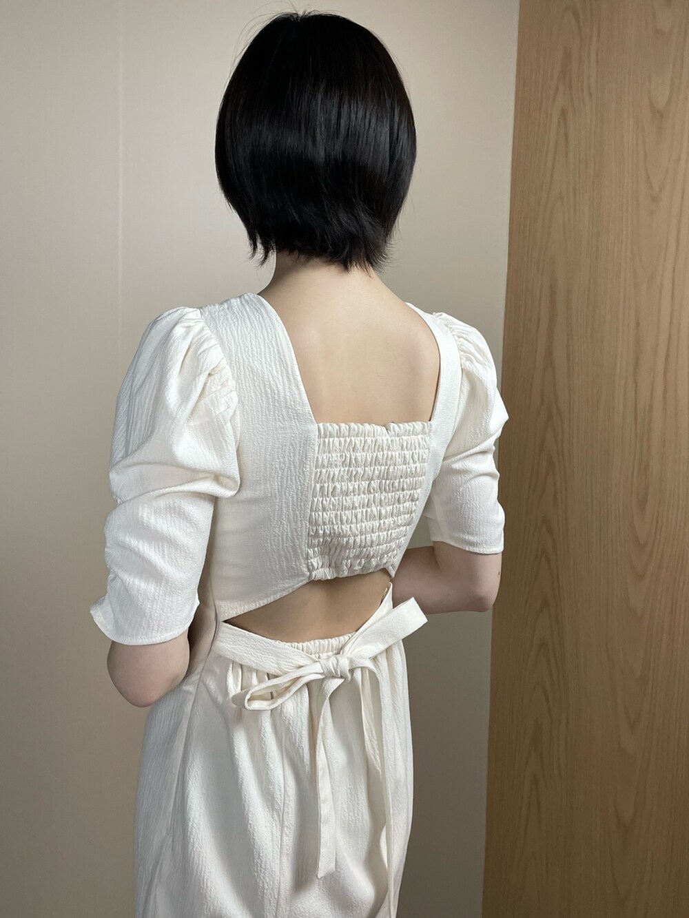 ホワイト系のサンダル、ホワイト系のワンピースを着用したレディースの春コーディネートの4枚目の写真