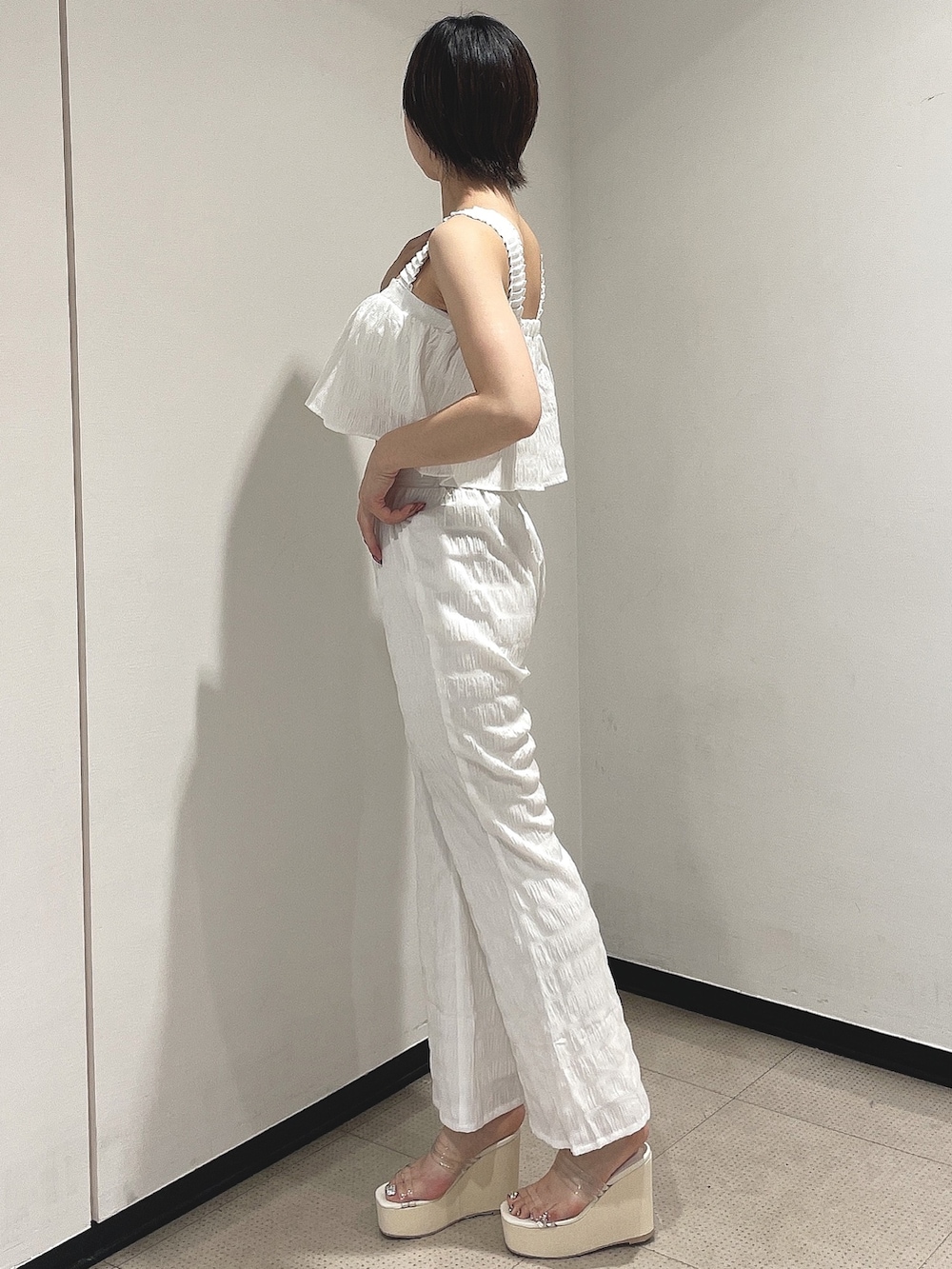 ホワイト系のサンダル、ホワイト系のシャツ/ブラウス、ホワイト系のその他パンツを着用したレディースの夏コーディネートの2枚目の写真