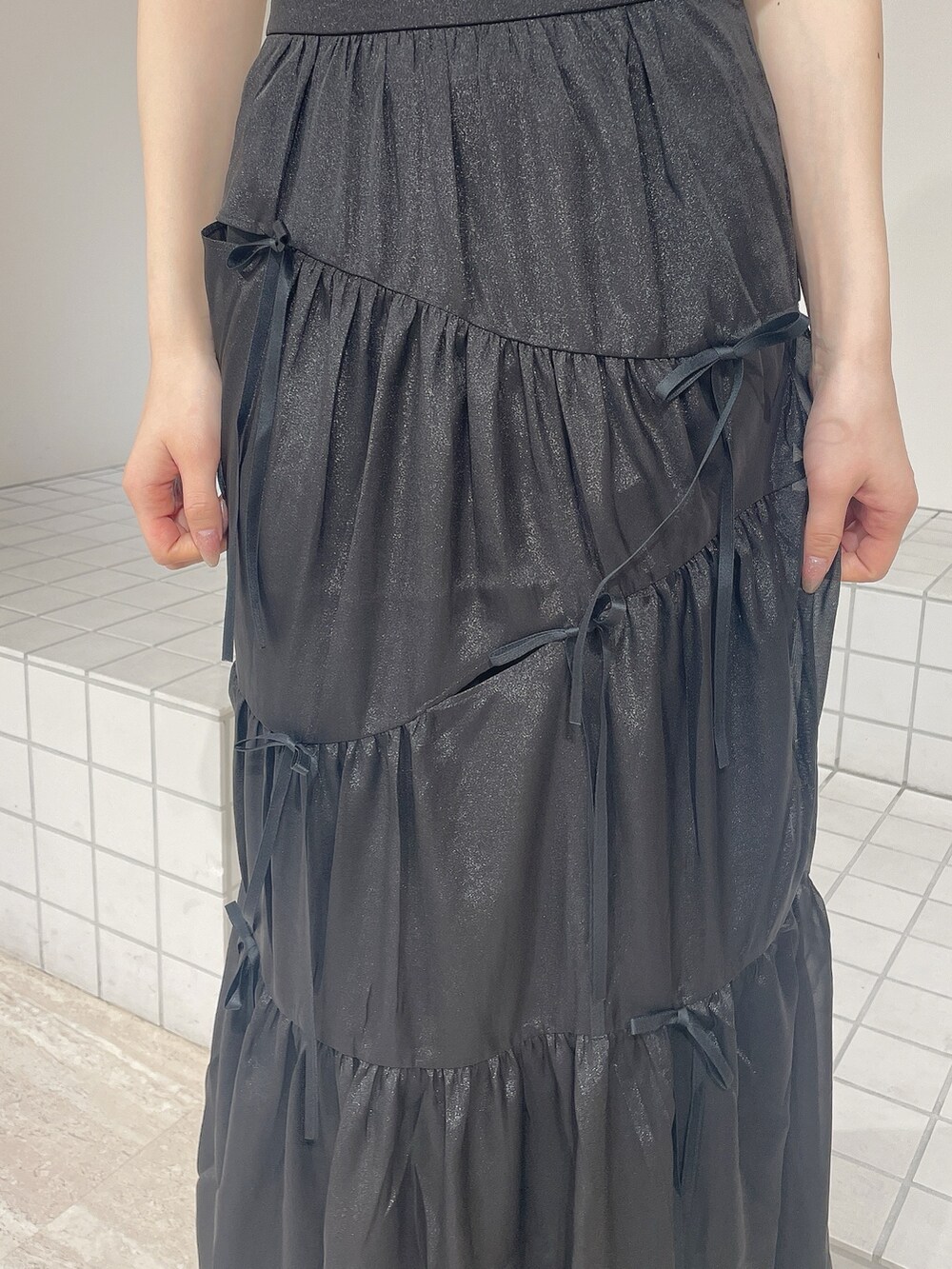 その他のTシャツ/カットソー、ブラック系のスカート、ブラック系のパンプスを着用したレディースの夏コーディネートの6枚目の写真