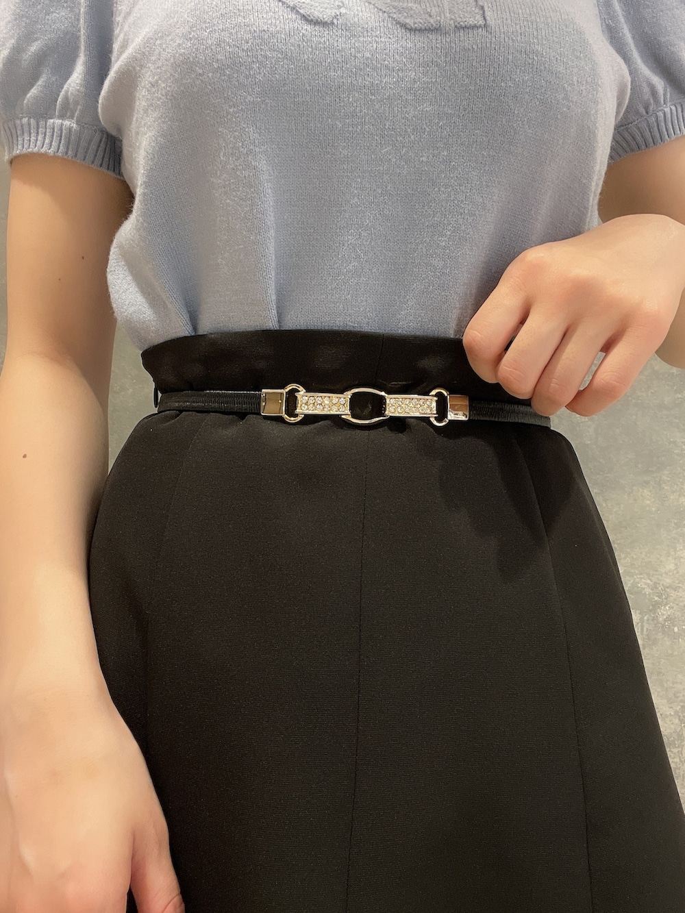 ホワイト系のサンダル、ブルー系のニット/セーター、ブラック系のスカートを着用したレディースの夏コーディネートの5枚目の写真