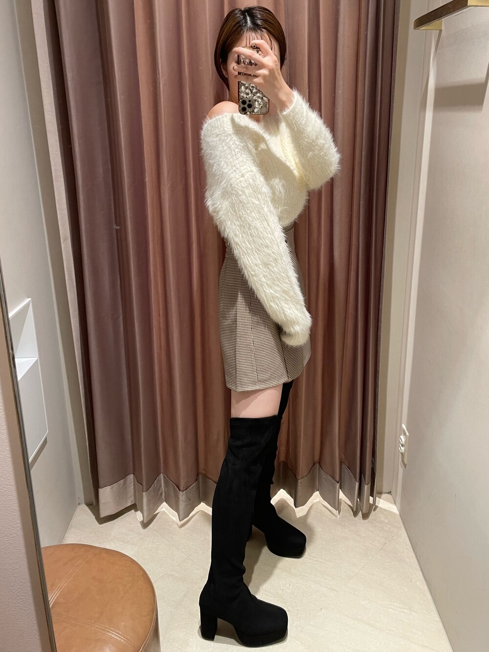 その他のその他パンツ、ホワイト系のカーディガン/ボレロ、ブラック系のブーツを着用したレディースの秋コーディネートの3枚目の写真