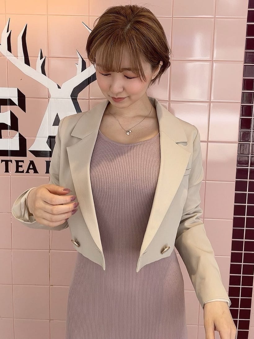 ピンク系のワンピース、ホワイト系のパンプス、ホワイト系のテーラードジャケットを着用したレディースの春コーディネートの5枚目の写真