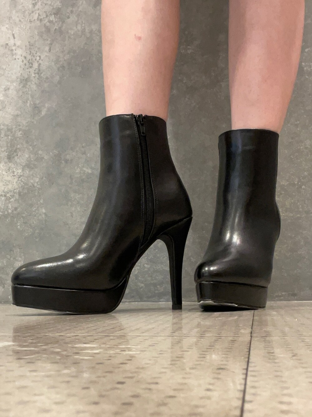 ブラック系のハンドバッグ、ブラック系のその他パンツ、ブラック系のワンピースを着用したレディースの夏コーディネートの10枚目の写真