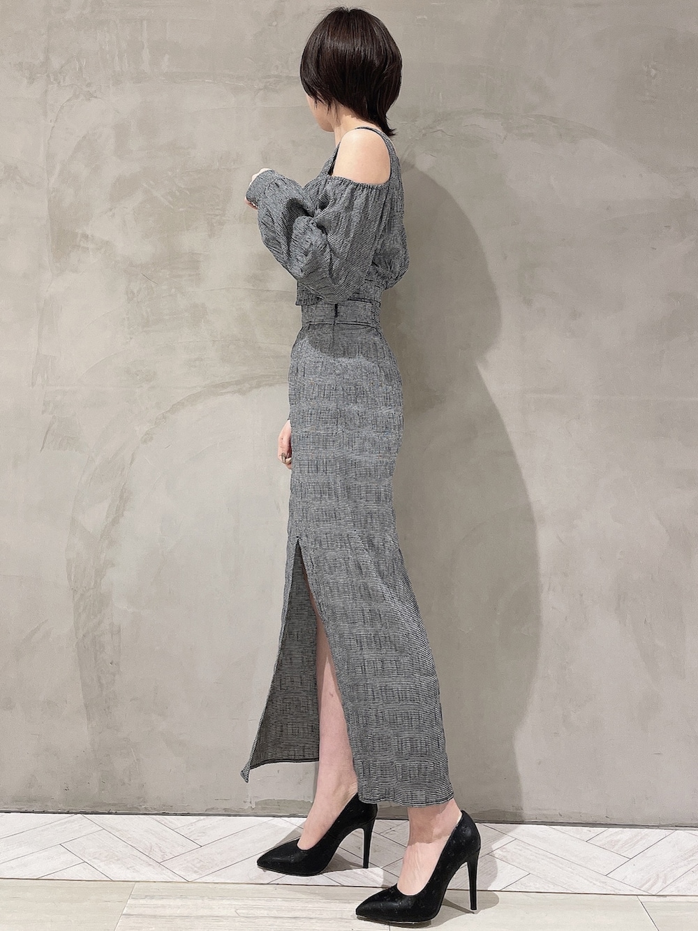 ブラック系のパンプス、ブラック系のスカート、ブラック系のシャツ/ブラウスを着用したレディースの冬コーディネートの3枚目の写真