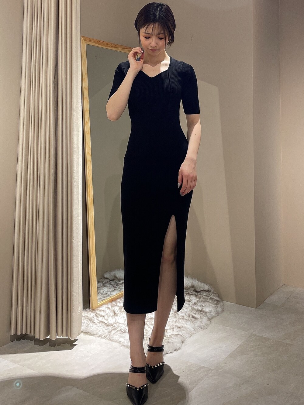 ブラック系のワンピース、ブラック系のパンプス、ブラック系のベルトを着用したレディースの春コーディネートの3枚目の写真