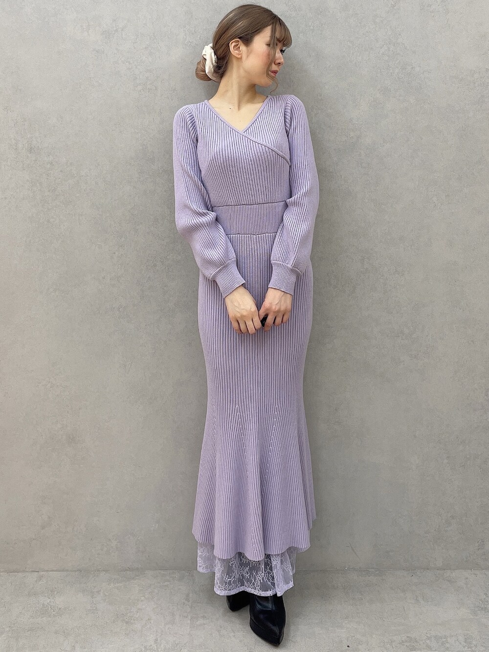 パープル系のワンピース、ブラック系のブーツを着用したレディースの秋コーディネートの2枚目の写真