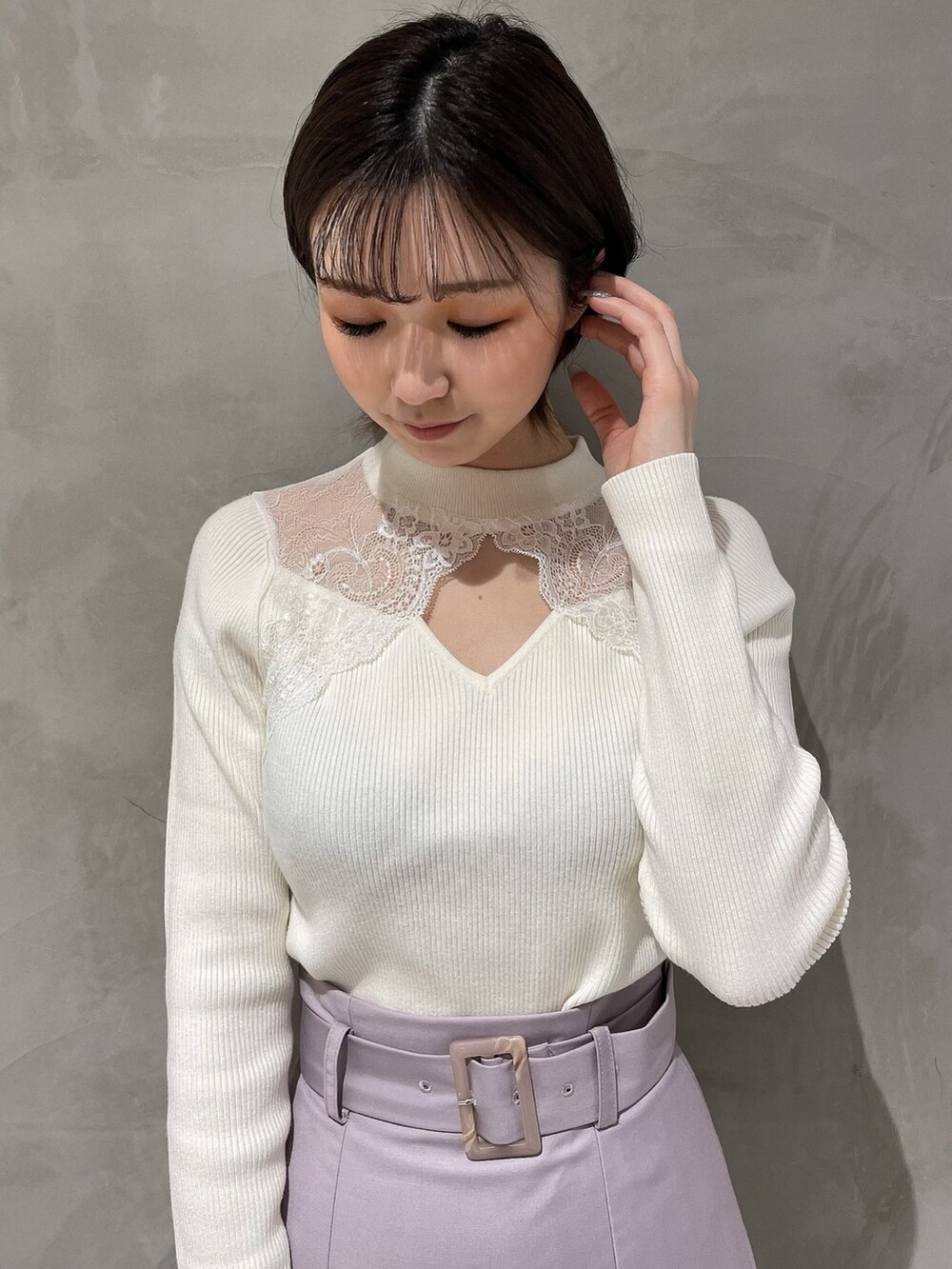 ホワイト系のニット/セーター、パープル系のスカート、ホワイト系のハンドバッグを着用したレディースの冬コーディネートの5枚目の写真