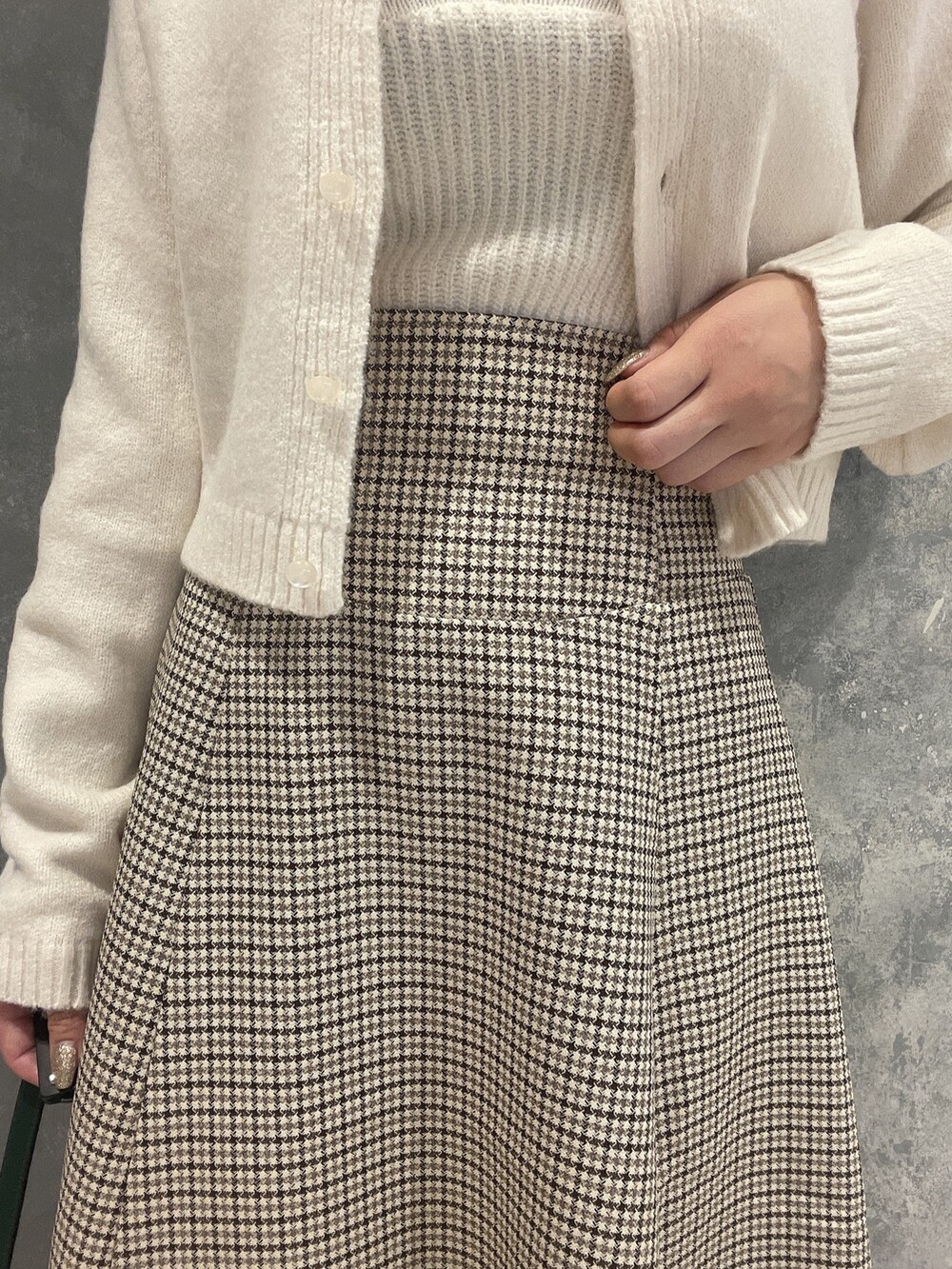 ホワイト系のカーディガン/ボレロ、グリーン系のショルダーバッグ、ベージュ系のブーツを着用したレディースの秋コーディネートの7枚目の写真