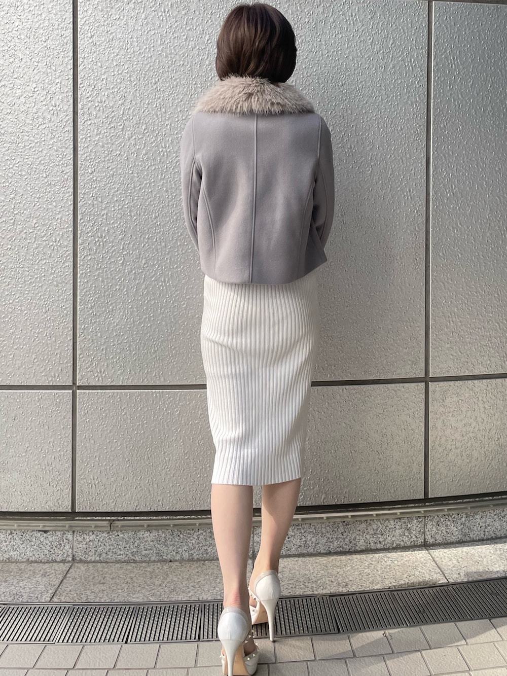 ブルー系のその他アウター、ホワイト系のワンピースを着用したレディースの秋コーディネートの3枚目の写真