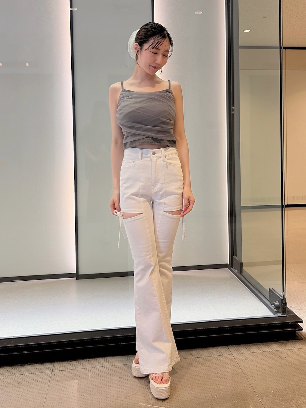 グレー系のTシャツ/カットソー、ホワイト系のデニムパンツ、ホワイト系のサンダルを着用したレディースの夏コーディネートの4枚目の写真