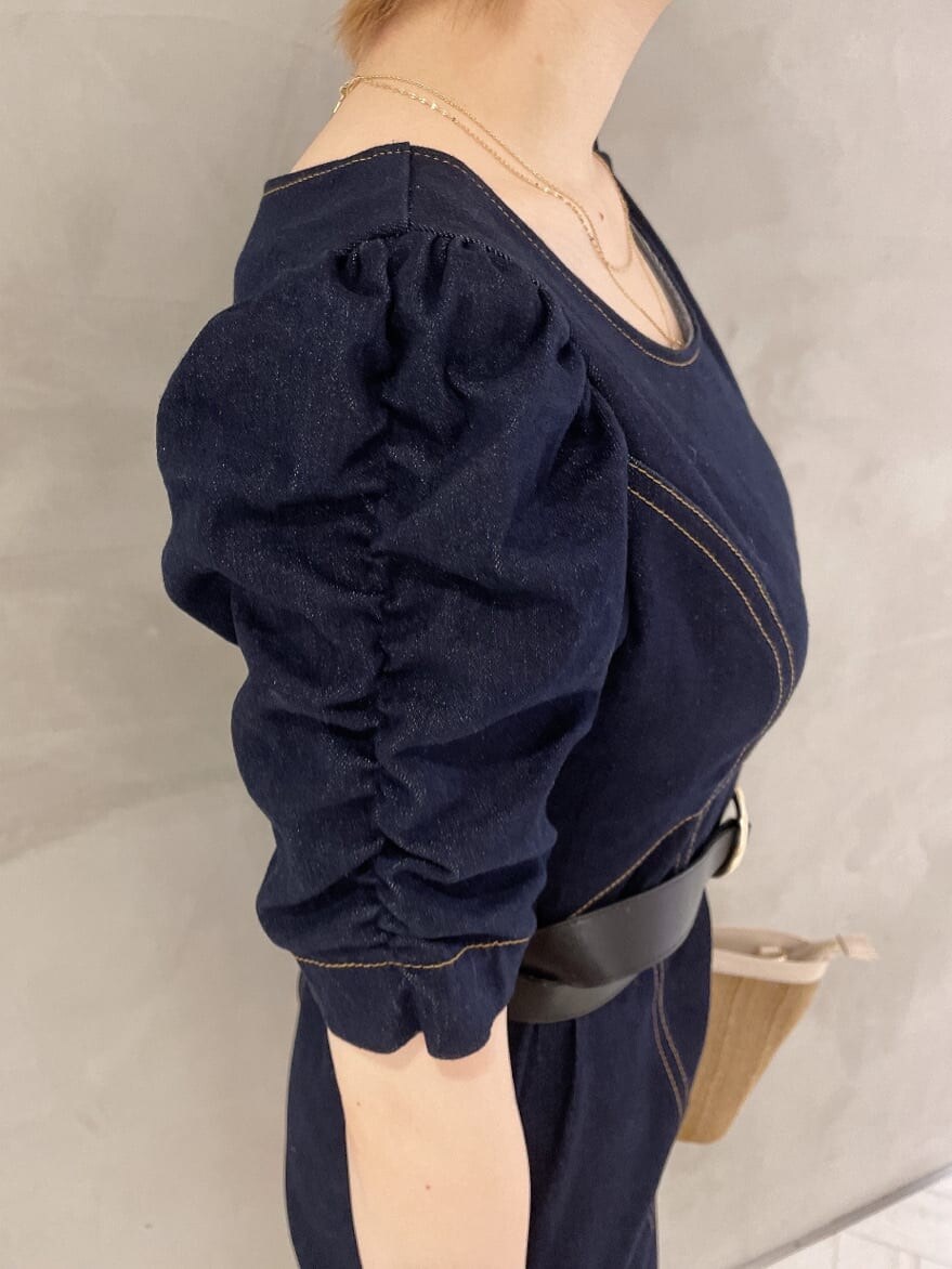 ブルー系のワンピース、ブラック系のパンプス、ベージュ系のハンドバッグを着用したレディースの夏コーディネートの6枚目の写真