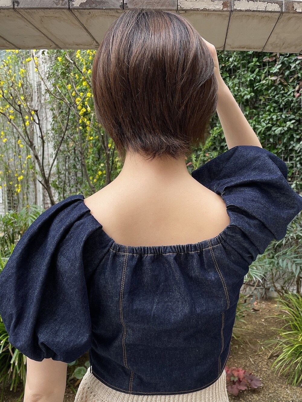 ブルー系のシャツ/ブラウス、ブラック系のハンドバッグ、ブラック系のサンダルを着用したレディースの春コーディネートの6枚目の写真