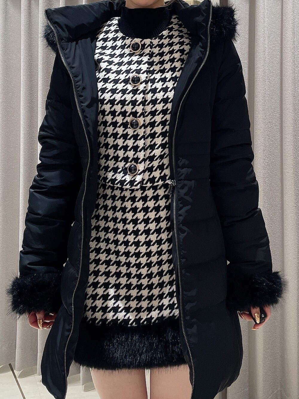 ブラック系のダウンジャケット/コート、その他のノーカラージャケット、その他のスカートを着用したレディースの秋コーディネートの9枚目の写真