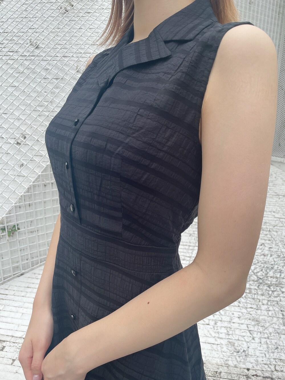 ブラック系のワンピース、ブラック系のサンダルを着用したレディースの夏コーディネートの5枚目の写真