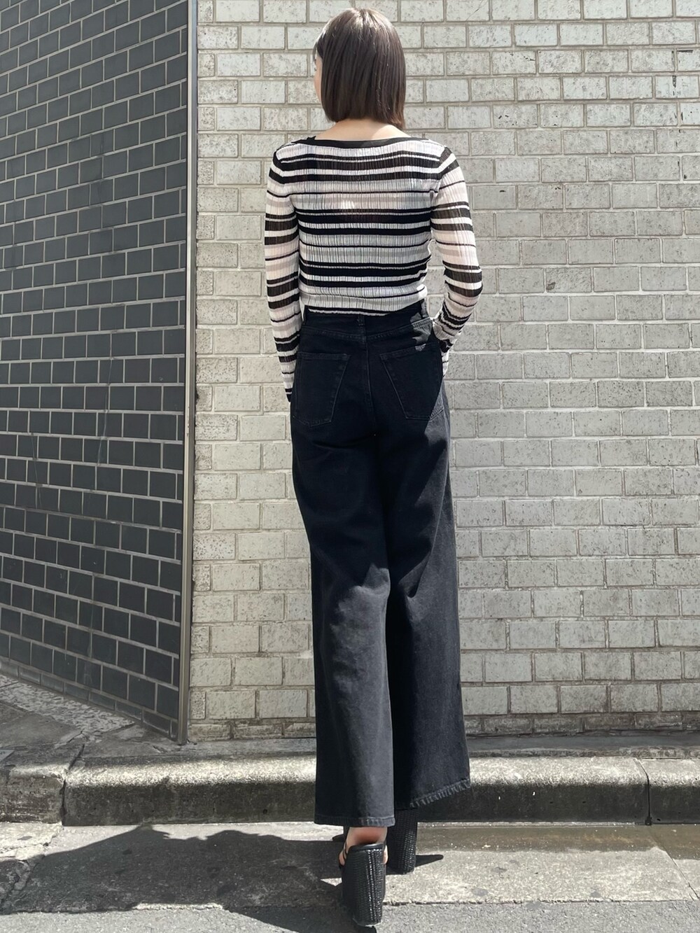 その他のカーディガン/ボレロ、ブラック系のタンクトップ、ブラック系のデニムパンツを着用したレディースの春コーディネートの4枚目の写真