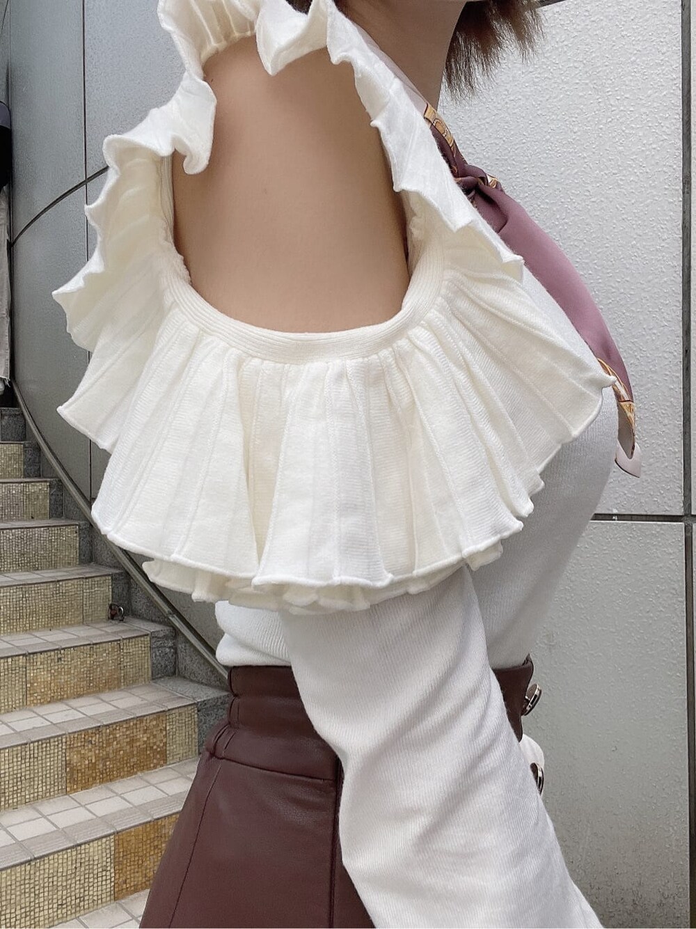 ホワイト系のハンドバッグ、ベージュ系のパンプス、ホワイト系のニット/セーターを着用したレディースの秋コーディネートの8枚目の写真