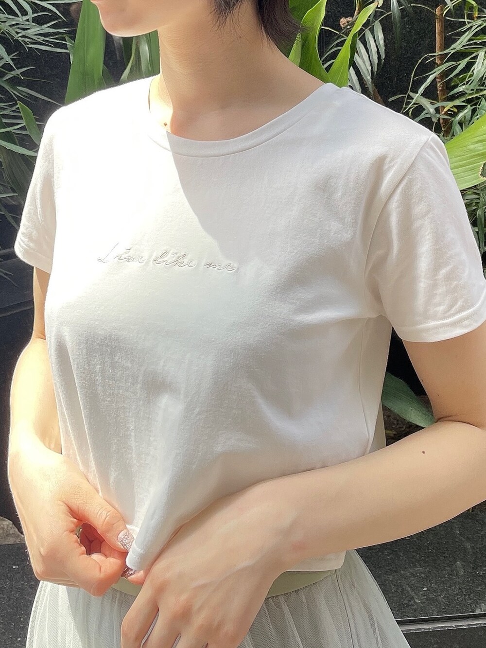 グリーン系のスカート、ホワイト系のサンダル、ホワイト系のTシャツ/カットソーを着用したレディースの春コーディネートの5枚目の写真