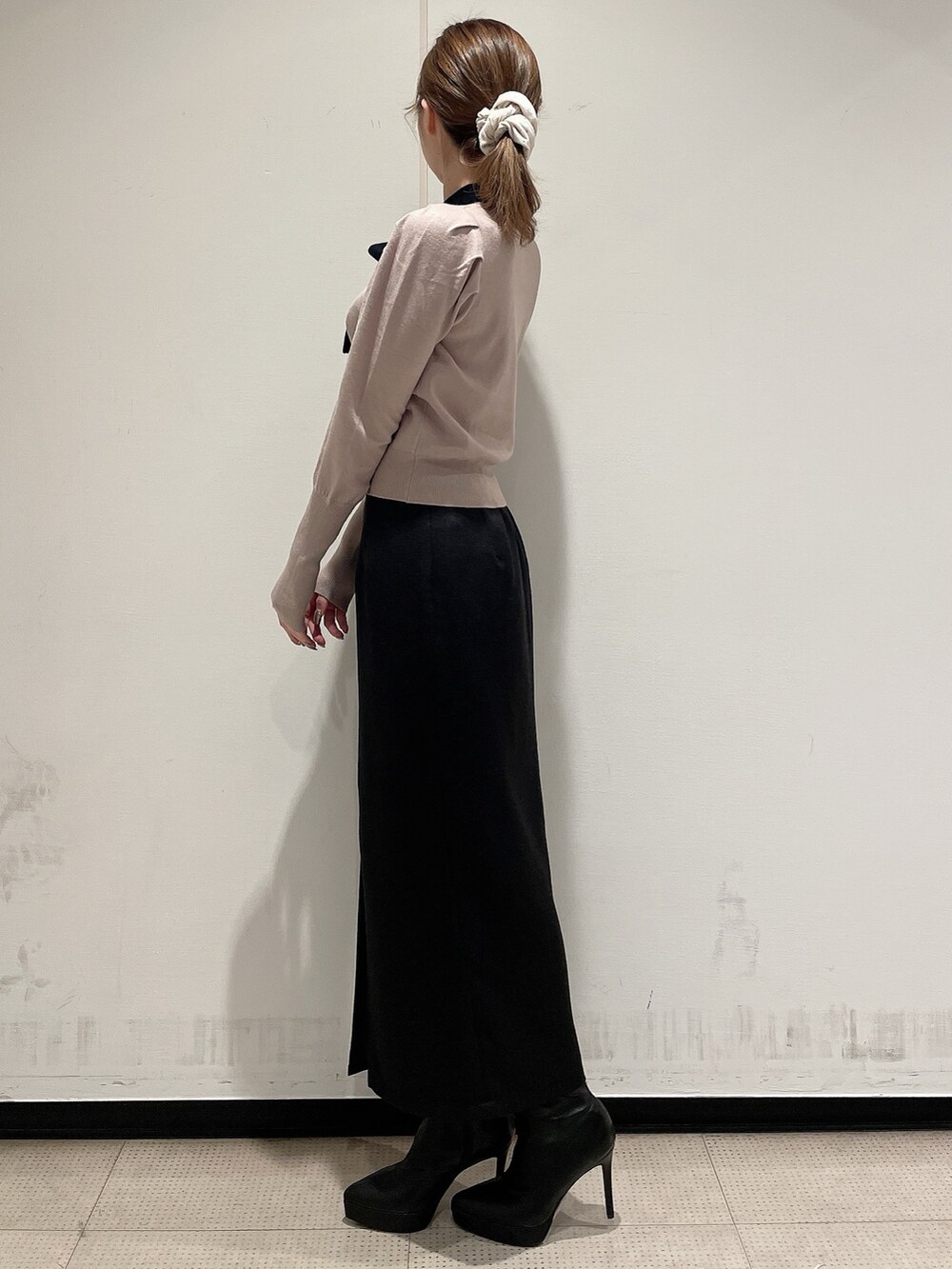 ベージュ系のニット/セーター、ブラック系のスカート、ブラック系のブーツを着用したレディースの冬コーディネートの3枚目の写真