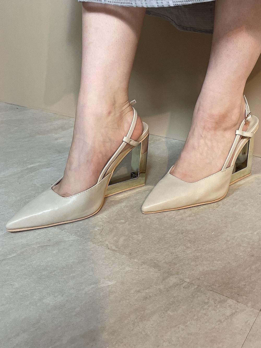 ホワイト系のワンピース、ベージュ系のサンダルを着用したレディースの夏コーディネートの9枚目の写真